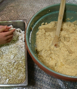 大豆と麹を混ぜる